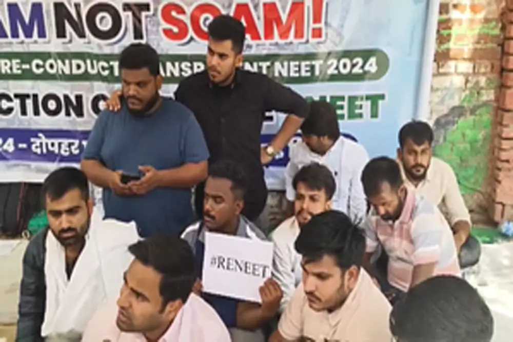 नीट परीक्षा में गड़बड़ी को लेकर जंतर-मंतर पर प्रदर्शन, फिर से परीक्षा कराने की मांग